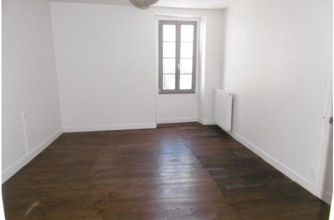 Centre ville Appartement 2 chambres, chauffage gaz de ville, double vitrage - C