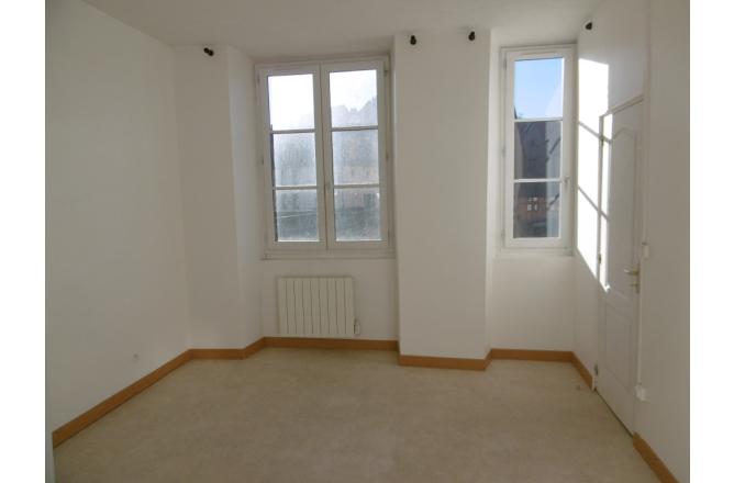 Appartement Aubusson F3 65 m2 Loyer 370 Euros HORS CHARGES - C