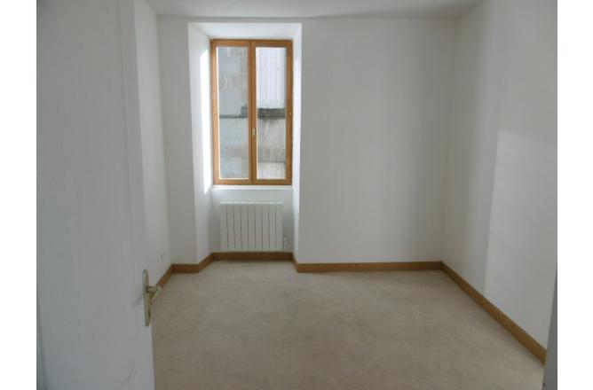 Appartement Aubusson F3 65 m2 Loyer 370 Euros HORS CHARGES - F