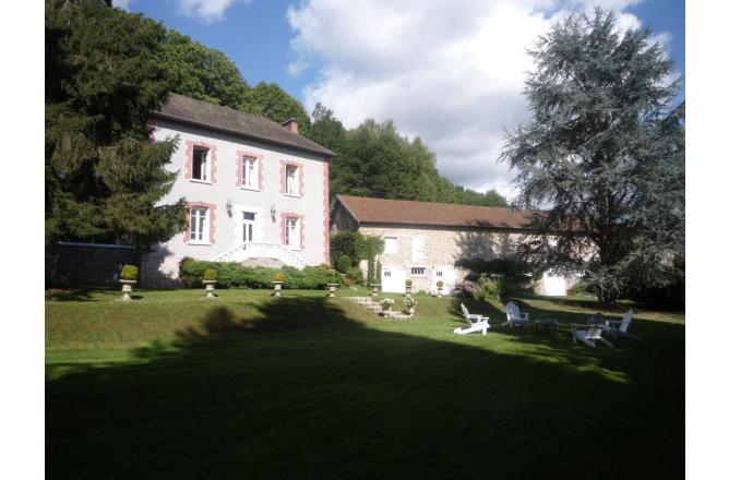 MAISON CONFORTABLE SUR DEUX HECTARES DE TERRAIN - A