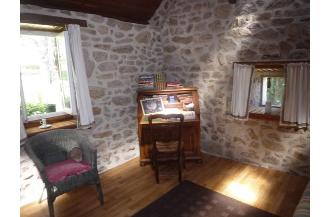 MAISON CONFORTABLE SUR DEUX HECTARES DE TERRAIN - O