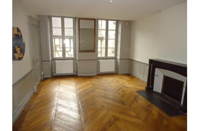 Appartement 3 chambres, grand séjour parquet chêne, SH 101 m2 - A