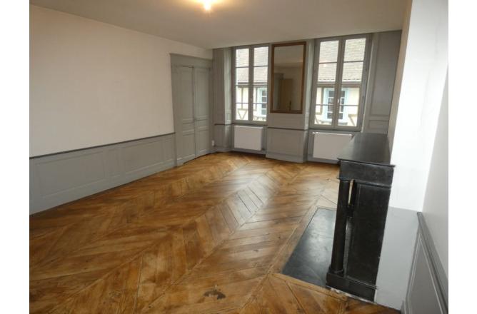 Appartement 3 chambres, grand séjour parquet chêne, SH 101 m2 - B