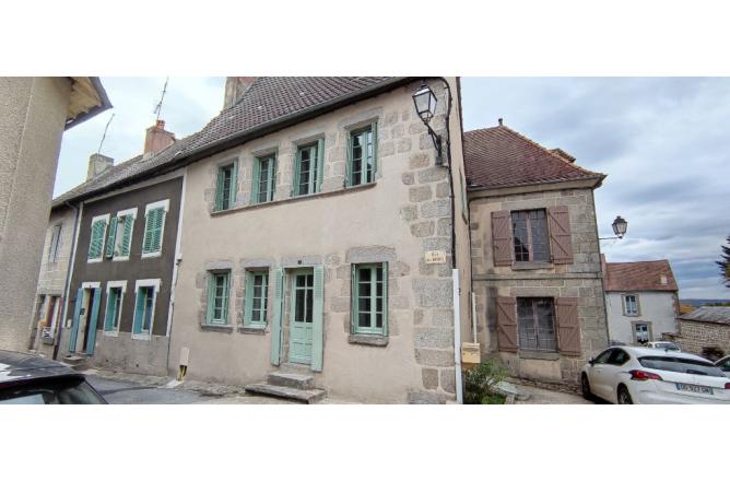 Maison en pierres au centre bourg, 2 chambres, cuisine aménagée - A