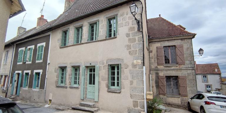 Maison en pierres au centre bourg, 2 chambres, cuisine aménagée