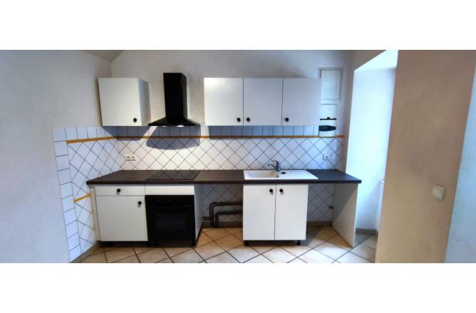Maison en pierres au centre bourg, 2 chambres, cuisine aménagée - B