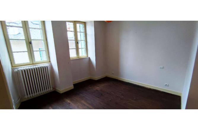 Maison en pierres au centre bourg, 2 chambres, cuisine aménagée - D