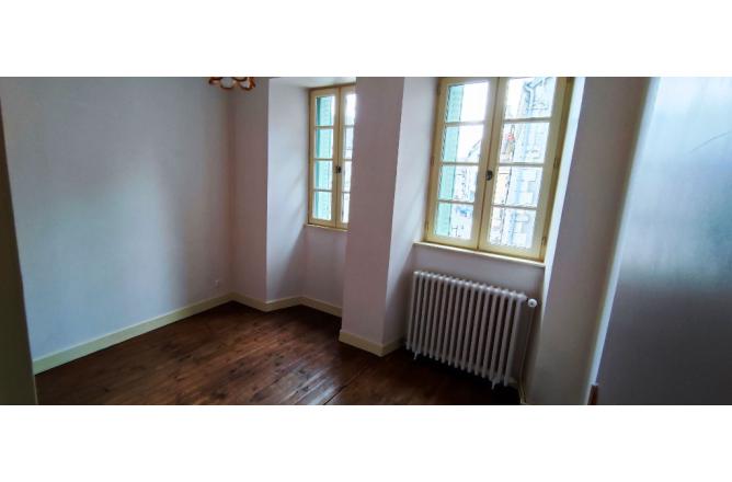 Maison en pierres au centre bourg, 2 chambres, cuisine aménagée - E