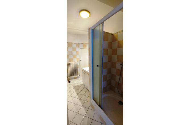 Maison en pierres au centre bourg, 2 chambres, cuisine aménagée - F
