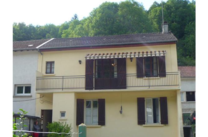 MAISON DE VILLE AVEC GRAND JARDIN ET GARAGES . - A