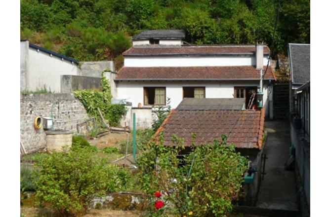 MAISON DE VILLE AVEC GRAND JARDIN ET GARAGES . - C