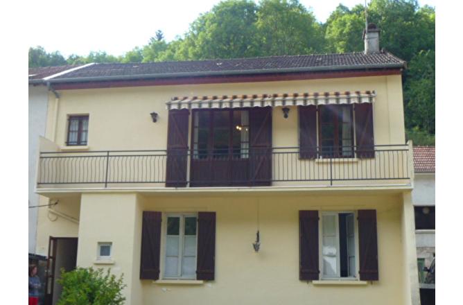 MAISON DE VILLE AVEC GRAND JARDIN ET GARAGES . - E