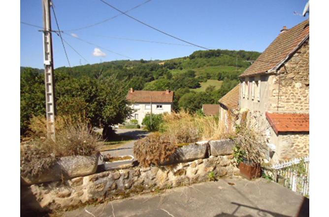 MAISON DE 2 CHAMBRES-JARDIN-GARAGE - D