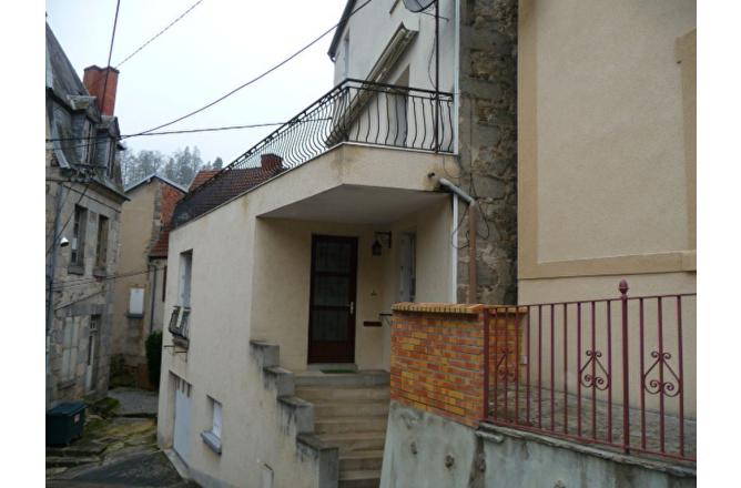 AUBUSSON , MAISON D HABITATION PROCHE DES COMMERCES . - A