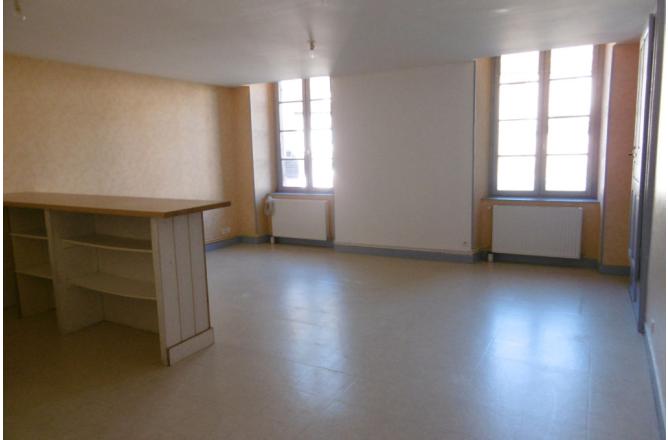 Appartement F3 , centre ville Aubusson, grand séjour 29 m2 - C