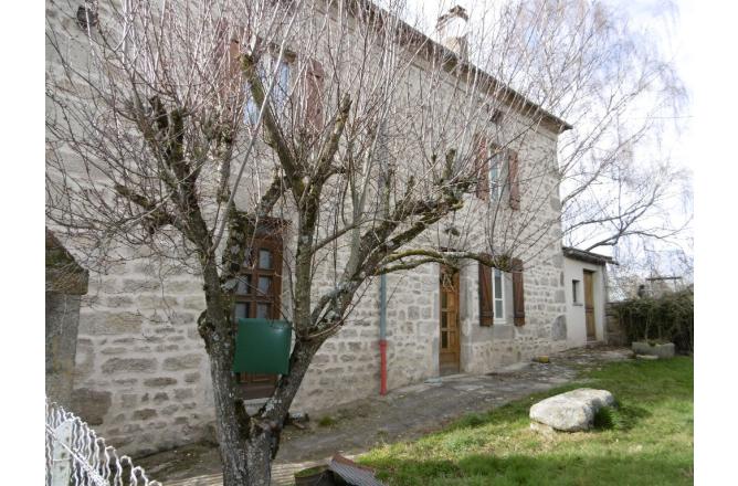 MAISON EN PIERRES ENTRE AUBUSSON ET CHENERAILLES - B