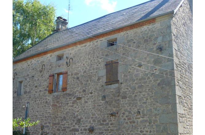 MAISON EN PIERRES ENTRE AUBUSSON ET CHENERAILLES - F