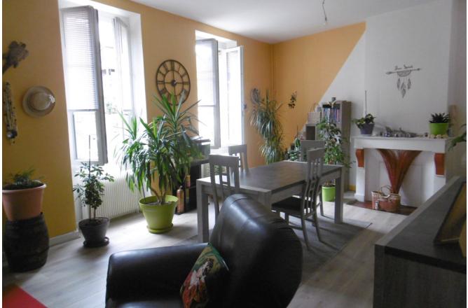 Bel Appartement de 100 m2, 3 chambres,, chauffage gaz de ville - B