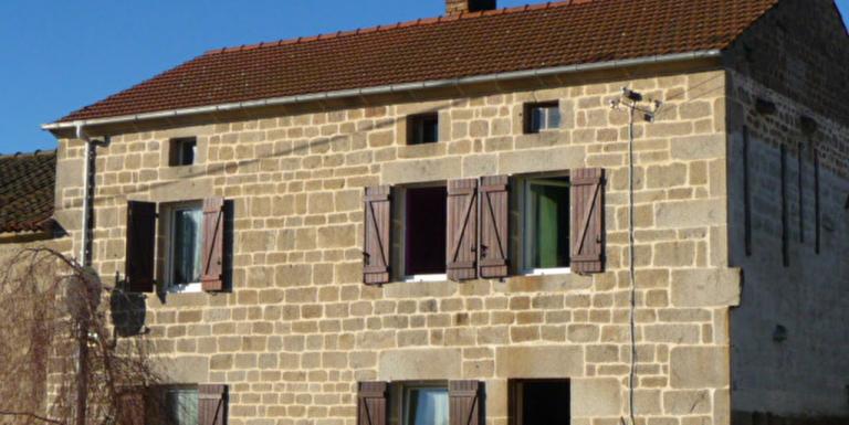 MAISON DE BOURG EN PIERRES HABITABLE LA VILLETELLE .