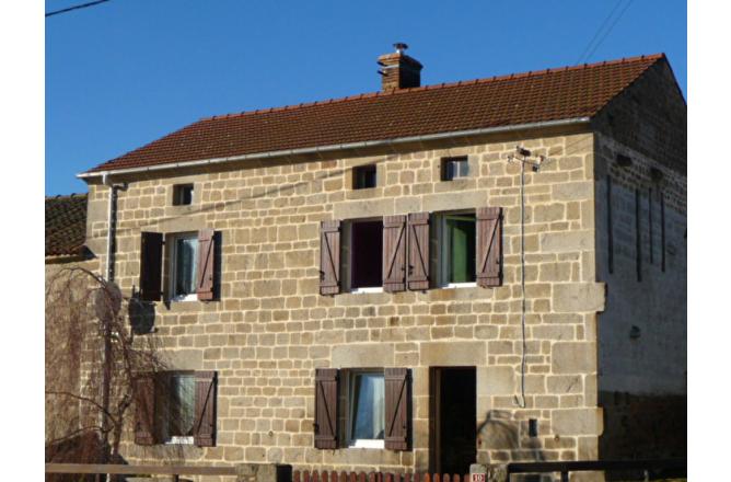 MAISON DE BOURG EN PIERRES HABITABLE LA VILLETELLE . - A