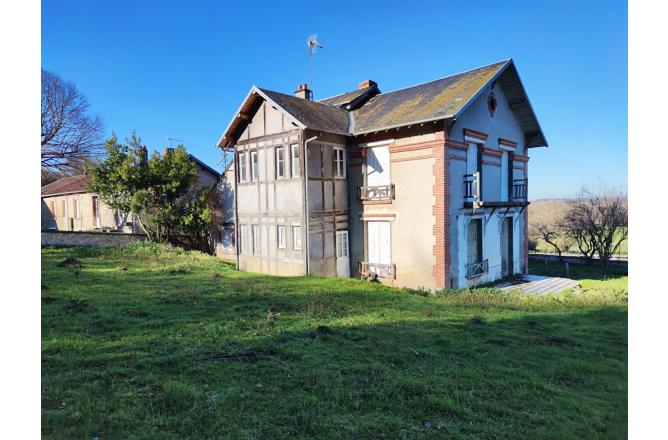 MAISON DE 6 CHAMBRES, GRANDS VOLUMES - A