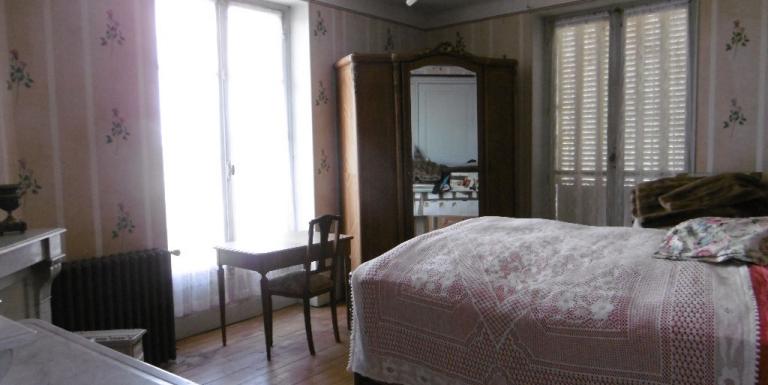 MAISON DE 6 CHAMBRES, GRANDS VOLUMES - F
