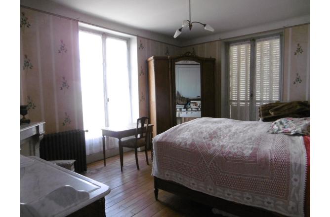MAISON DE 6 CHAMBRES, GRANDS VOLUMES - F