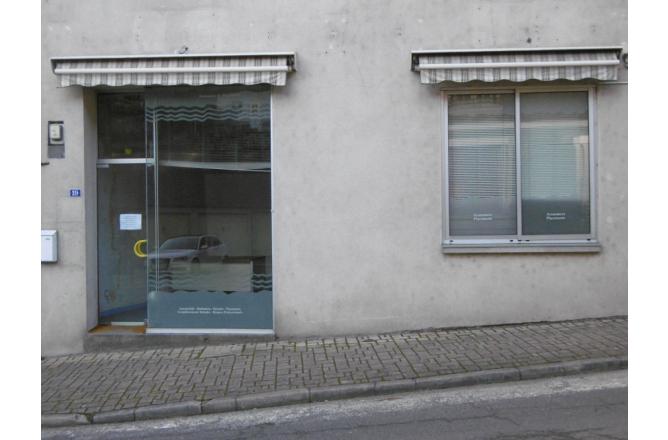 Bureaux avec vitrine , petite cuisine, pièce archive - A