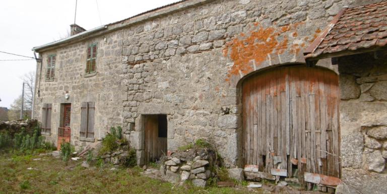 Fermette creusoise début XIX ème en pierre de granit , grange attenante