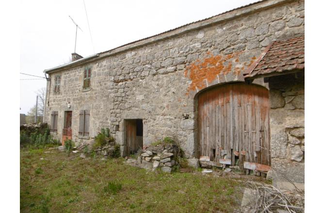 Fermette creusoise début XIX ème en pierre de granit , grange attenante - A