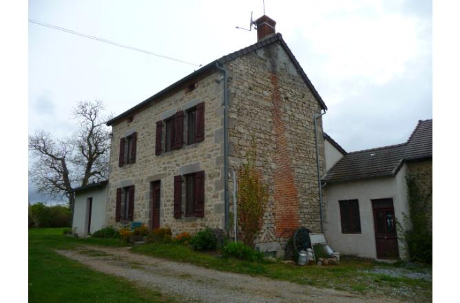 LONGERE DE 200 M² SUR UN TERRAIN DE 3 HA ATTENANT . - A