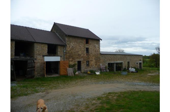 LONGERE DE 200 M² SUR UN TERRAIN DE 3 HA ATTENANT . - F