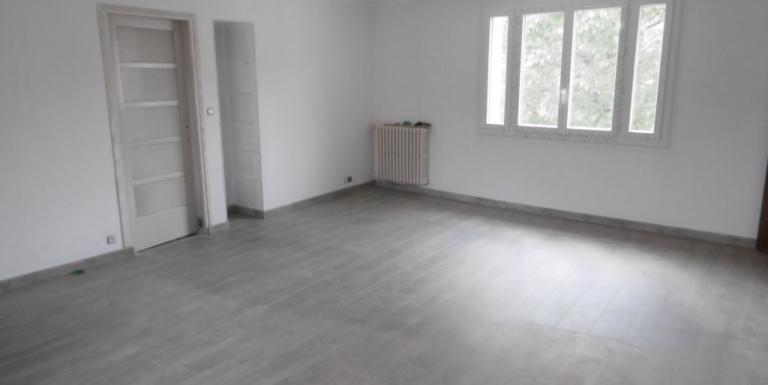 Très bel appartement refait à neuf , 2 chambres, grand séjour .Double vitrage