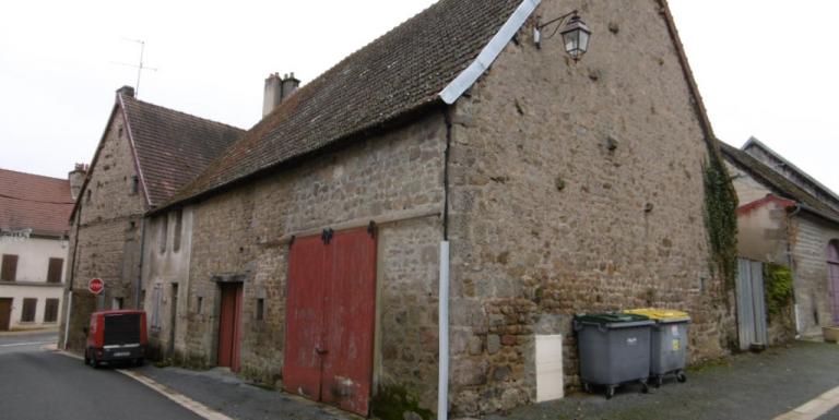 MAISON AVEC COUR ET GRANDE DEPENDANCE - B
