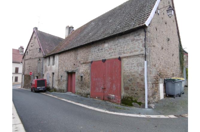 MAISON AVEC COUR ET GRANDE DEPENDANCE - F