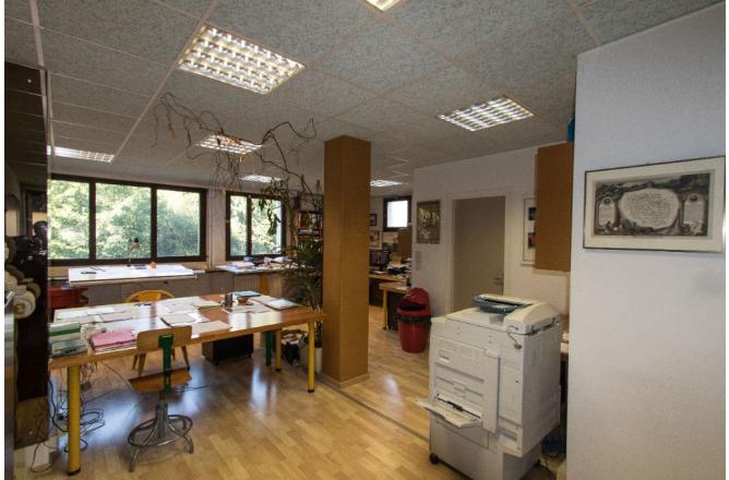 Bureaux en rez de chaussée immeuble à transformer en appartement - A