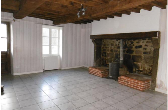 Maison en pierre proche FELLETIN, 3 chambres et dépendance - B