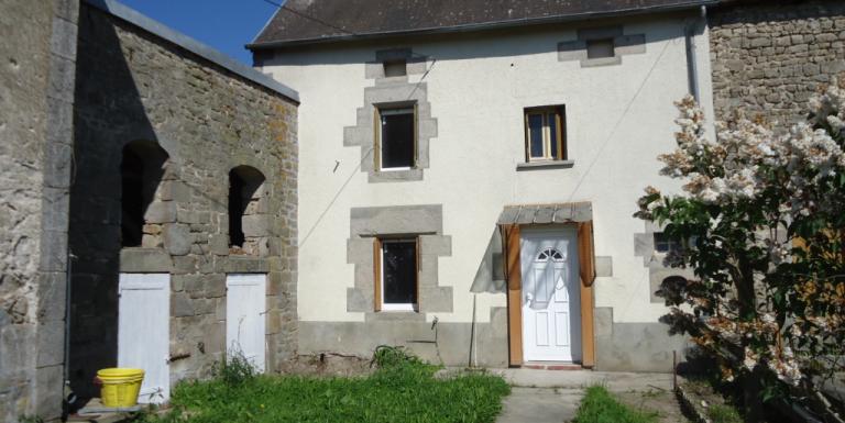 Maison avec petit jardin, dépendance