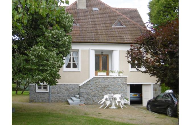 MAISON D ARCHITECTE QUATRE CHAMBRES TRES BEAU TERRAIN. - B