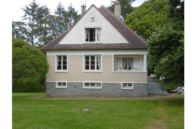 MAISON D ARCHITECTE QUATRE CHAMBRES TRES BEAU TERRAIN. - C