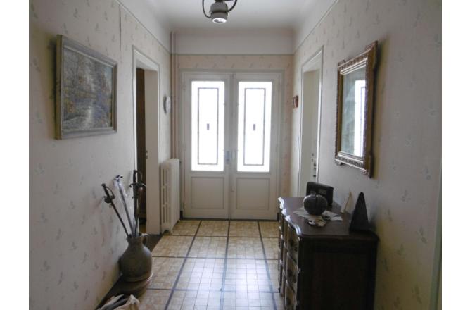 MAISON D ARCHITECTE QUATRE CHAMBRES TRES BEAU TERRAIN. - E