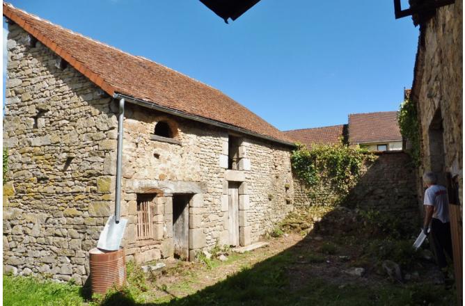 Maison à rénover 60 m2 habitable dans petit hameau - C