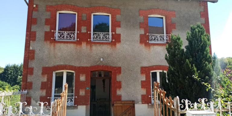 Maison proche de FELLETIN, 3 chambres, grande pièce de vie et terrain attenant