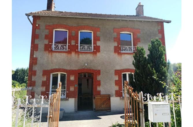 Maison proche de FELLETIN, 3 chambres, grande pièce de vie et terrain attenant - A