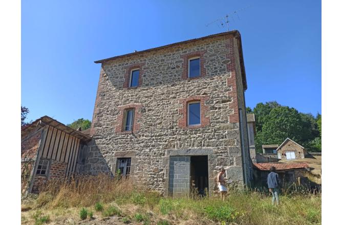 Maison proche de FELLETIN, 3 chambres, grande pièce de vie et terrain attenant - G