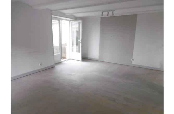 MAISON FONTANIERES TROIS CHAMBRES 110 M². GRANGE ET TERRAIN - Q