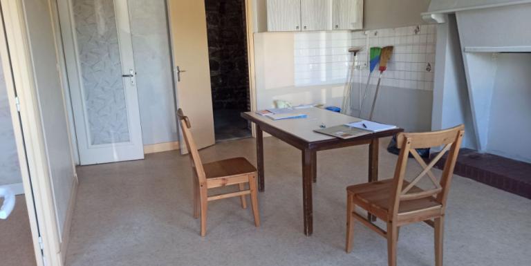 Maison avec grand terrain attenant , 3 chambres - C