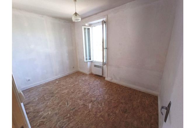 Maison avec grand terrain attenant , 3 chambres - E