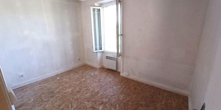 Maison avec grand terrain attenant , 3 chambres - E