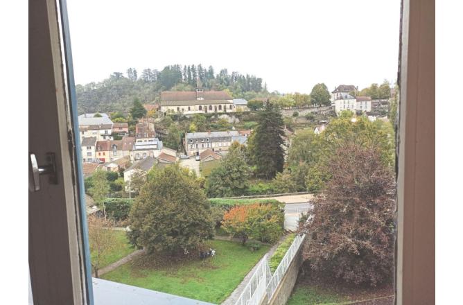 Bel appartement en Résidence, superbe vue d'Aubusson - B